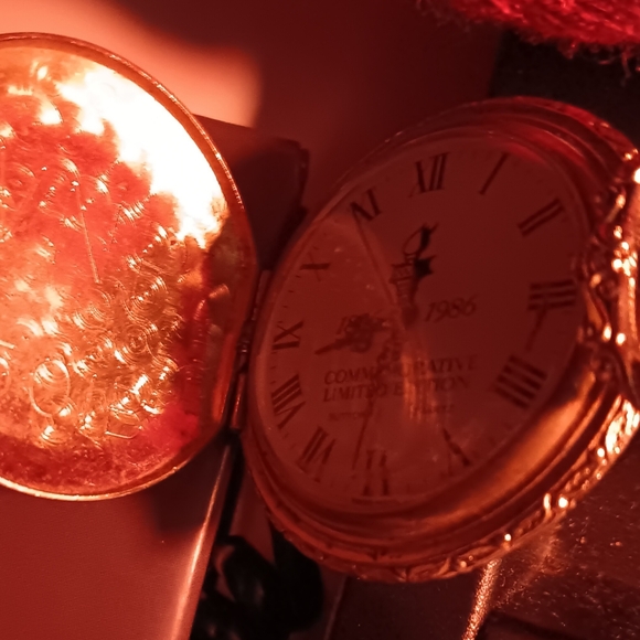 Goldtone 1986 Statue of Liberty Eagle Limited Edition Commemorative Pocket Watch - Picture 5 of 5